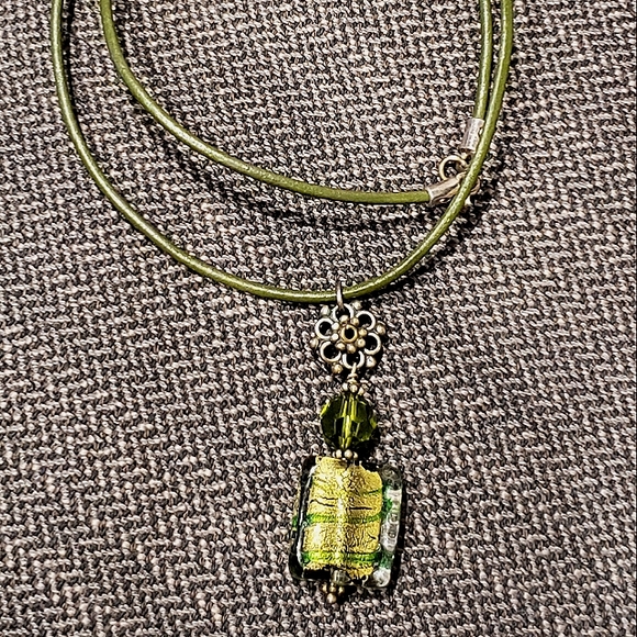 Green bead pendant necklace - Picture 1 of 3